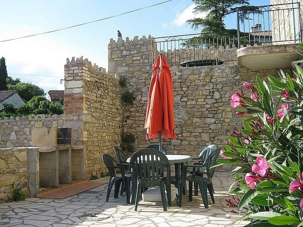 Large Ground Floor Apartment With 2 Bedrooms And A Big Terrace