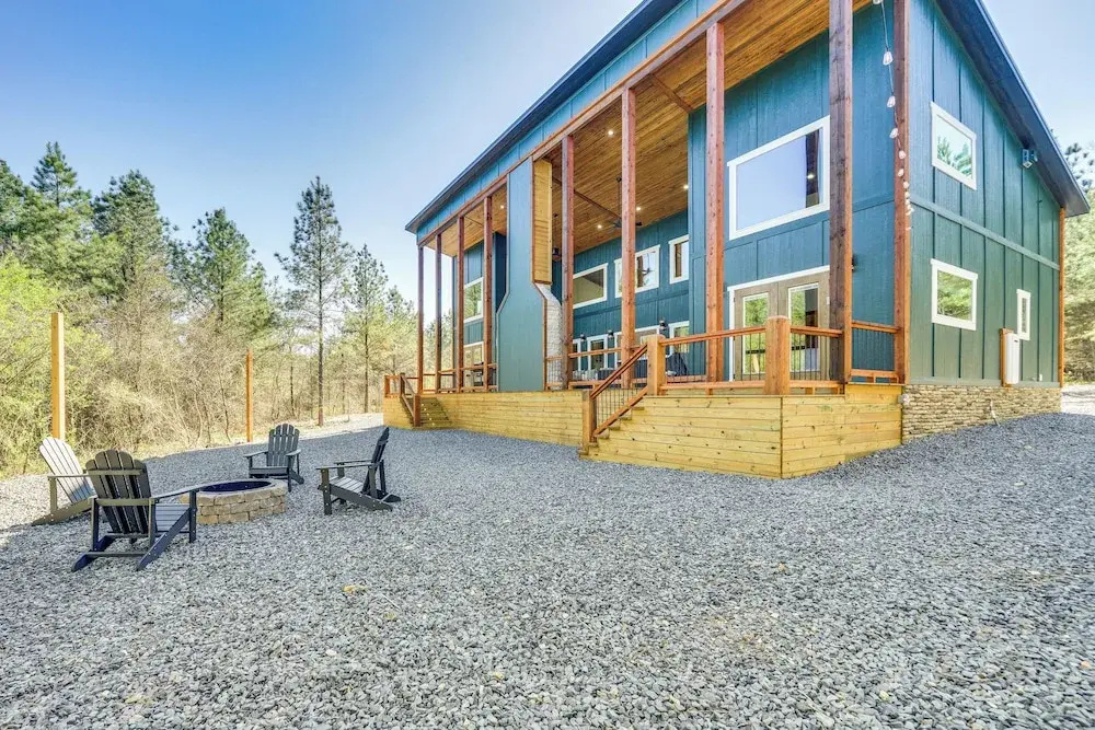 Broken Bow Cabin ~ 5 Mi to State Park w/ Hot Tub!