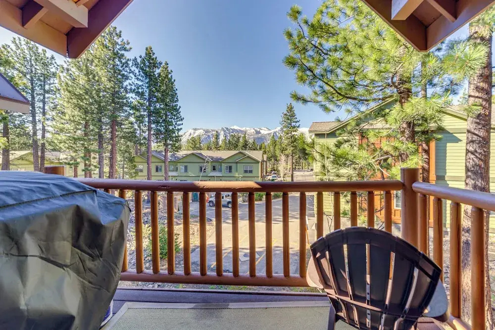 Central Townhome < 1 Mi to The Village at Mammoth!
