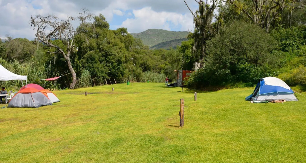 Hospedaje y Zona de Camping Pistacho