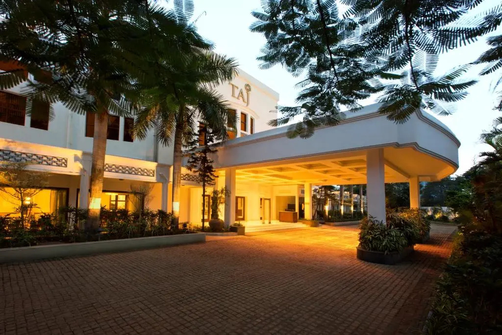 Taj Connemara - фото 1