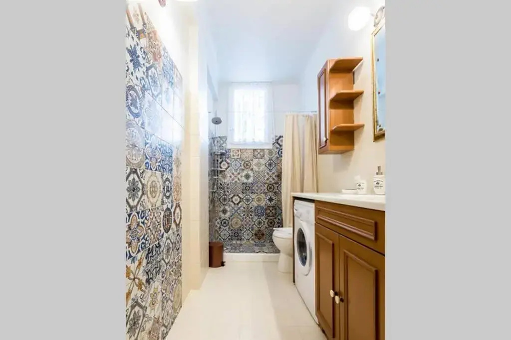 Neoclassical apartment with 3 bedrooms in Piraeus - фото 8
