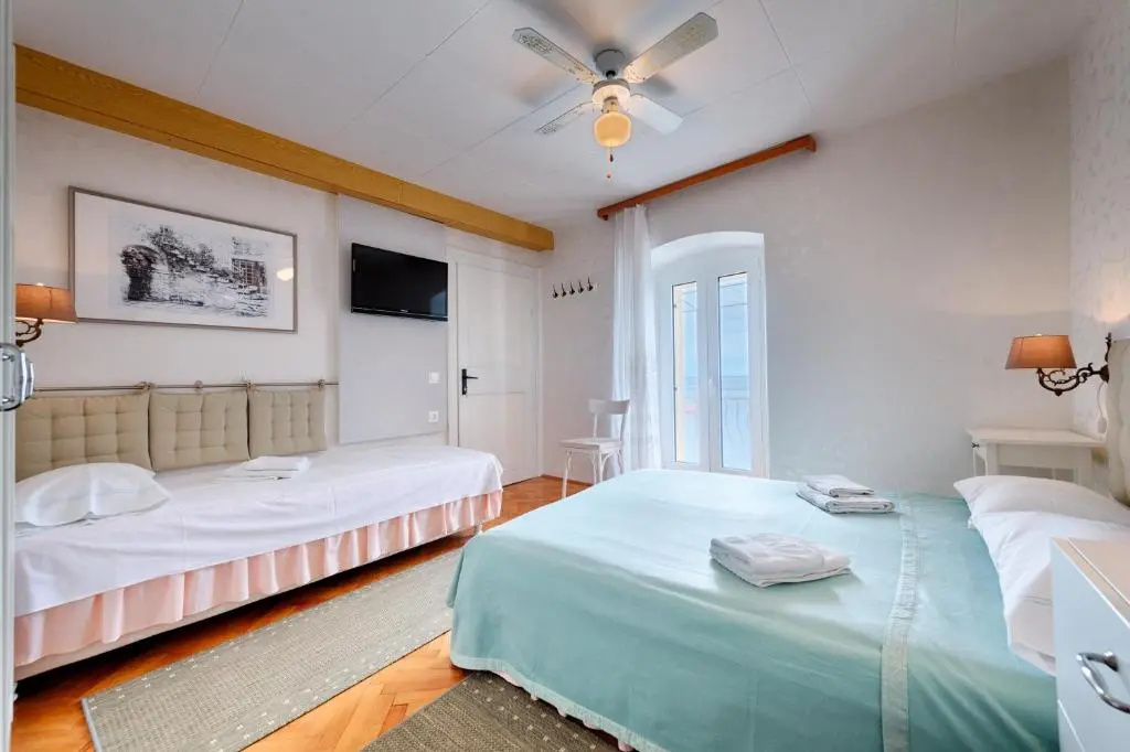 Standard Triple room with balcony and with sea view