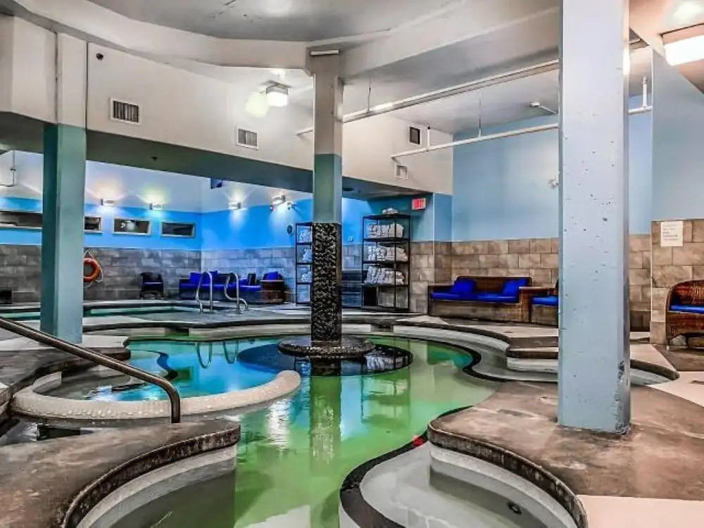 Luxury 3-Br Penthouse | INDOOR Pool & Hot Tub | Pool Table | 2 Decks + Mtn Views - фото 14