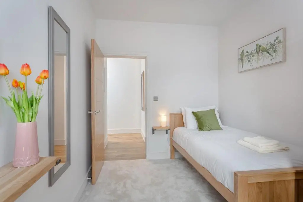 Stylish & Modern: Central Hitchin - with Parking