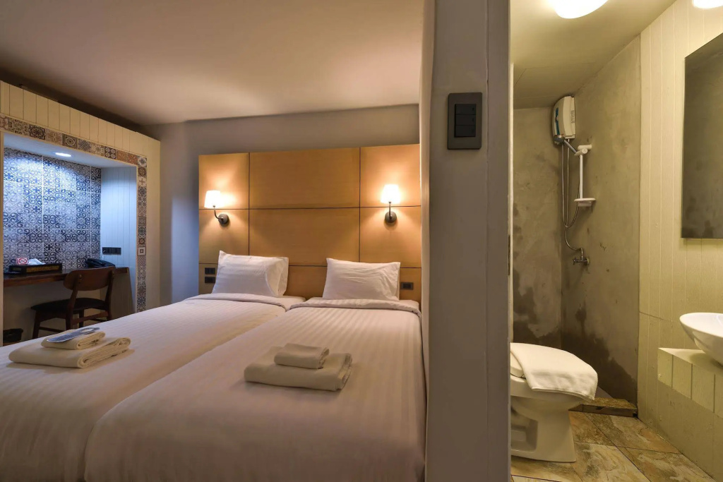 Hotel October — 3