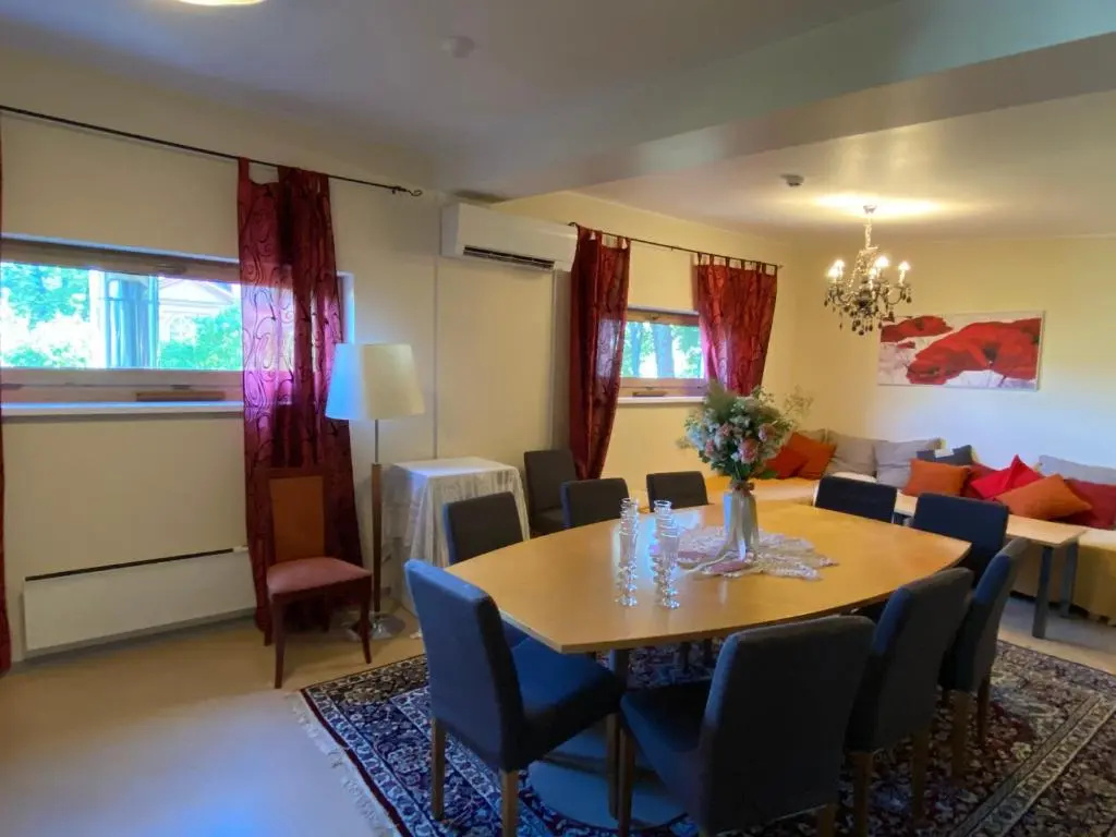 5 Bedrooms Apartment