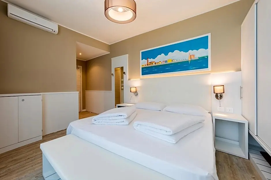 Deluxe Double room with balcony and with sea view (full double bed)