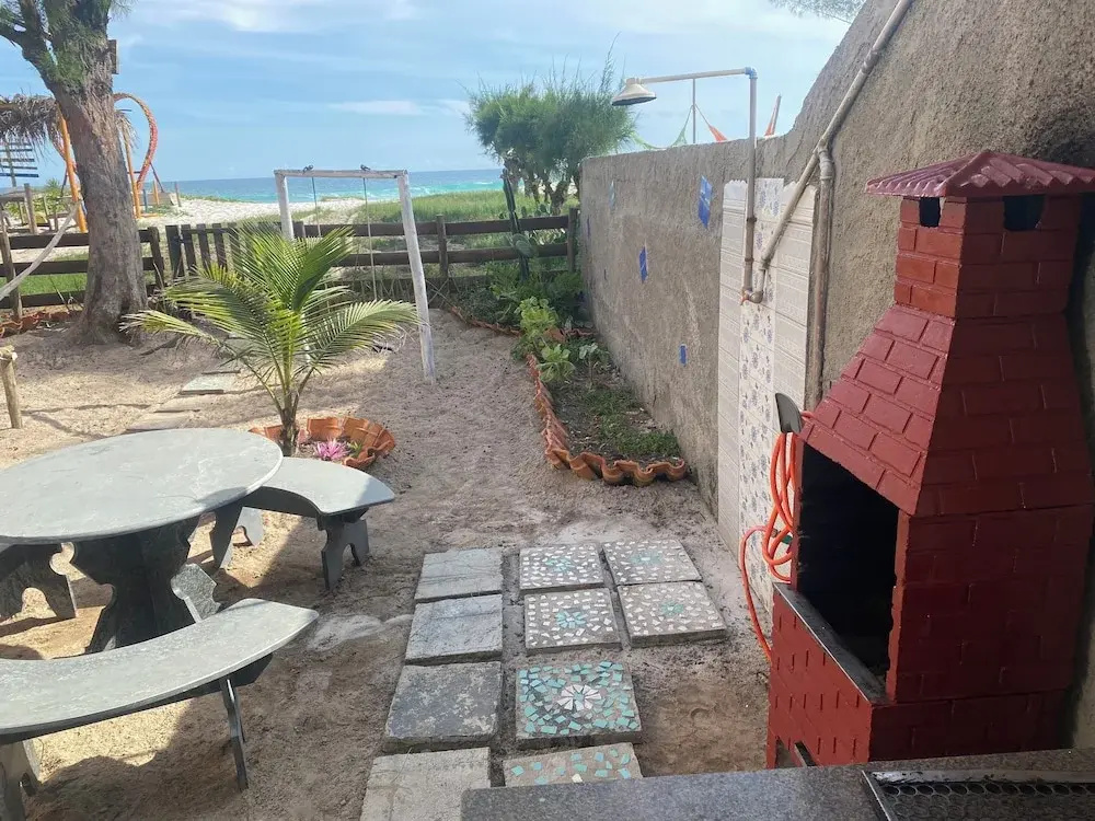 Pé na areia.