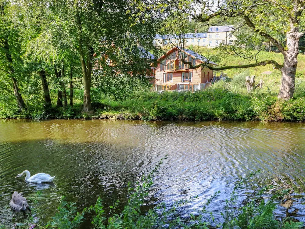 14 Waterside Lodges