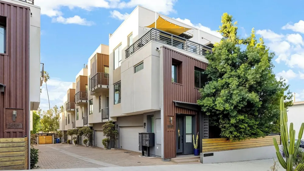 Silverlake Sunset Treehouse Art-filled Escape w/ Jacuzzi + Sauna Avantstay