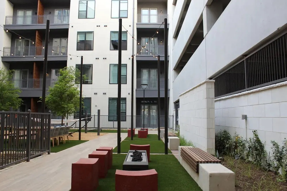 12 Min to Downtown Pool Balcony Free Parking