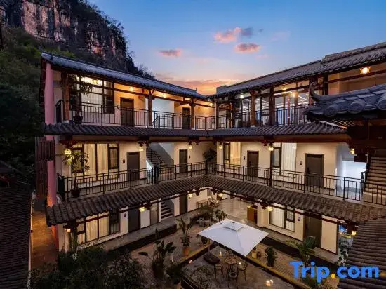 Hetian Qiuse Zhenshan Hotel (Puzhehei Scenic Area Swan Lake Hotel)