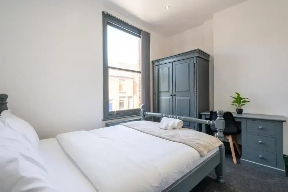 Sheffield 4 Bed Home by Broomhill Village