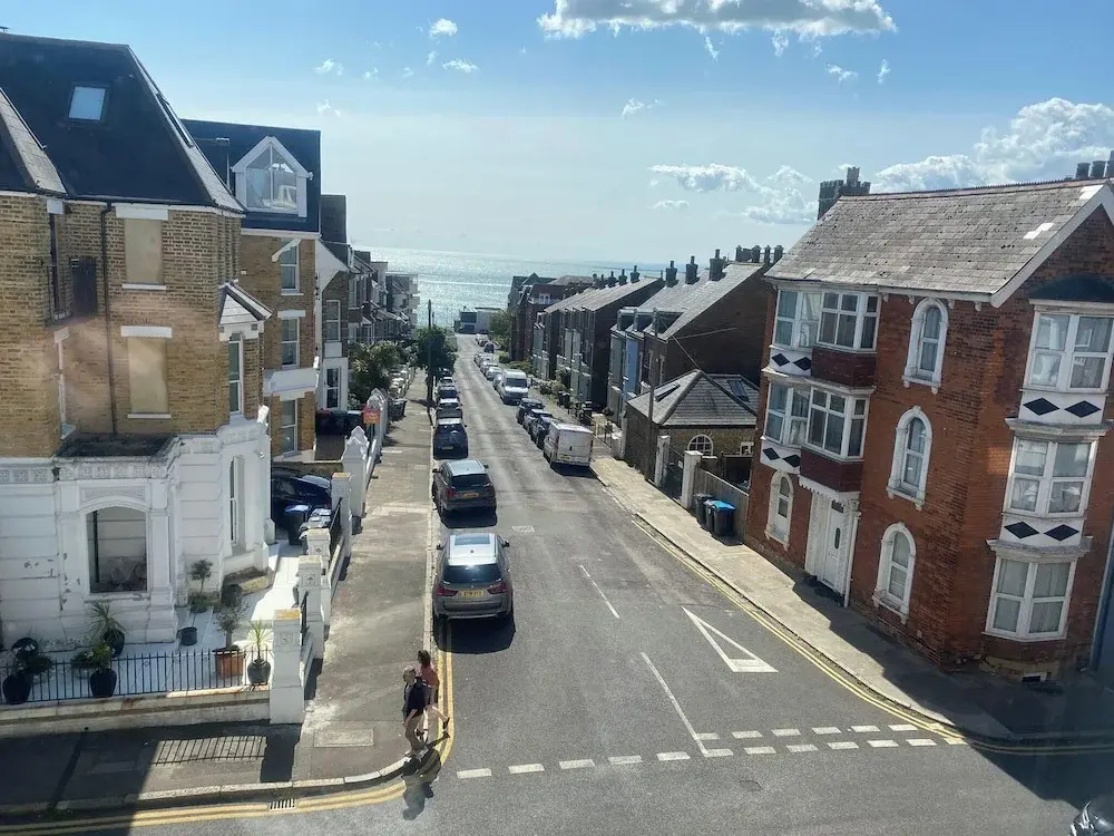 Pet Friendly, Top Floor Apt w/ Sea View, Sleeps 5