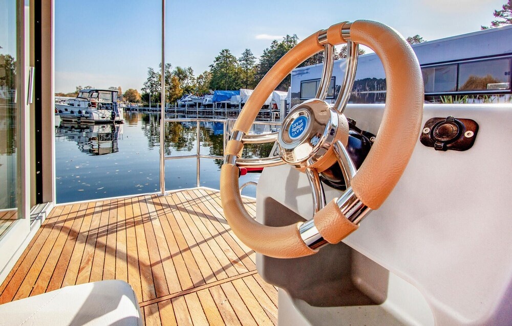 Beautiful ship/boat in Hennigsdorf w/ 1 Bedrooms