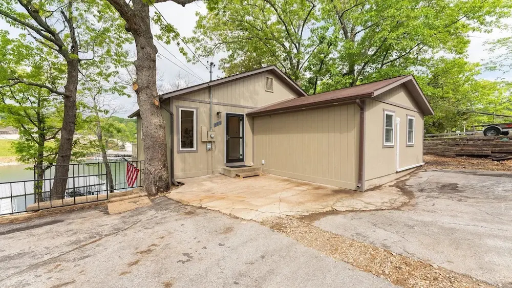 Amazing Lakefront Paradise With Perfect Location