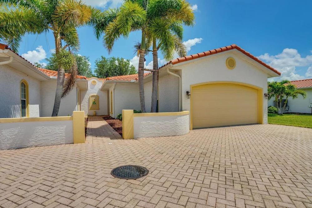 Pool Access & Lake-view Lanai! Port Charlotte Gem