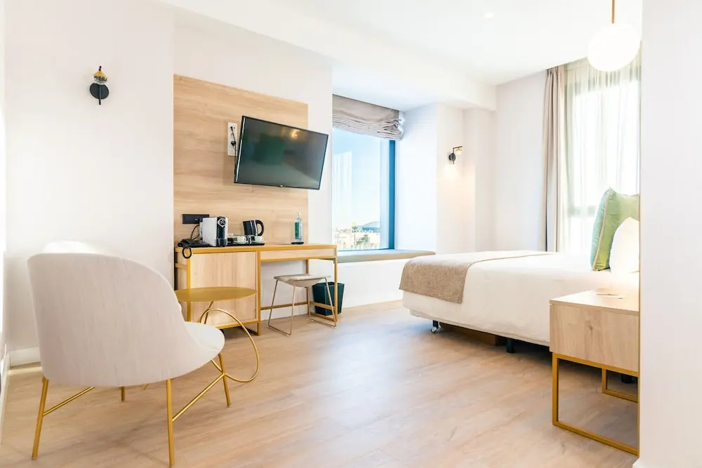 Deluxe Double room (full double bed)