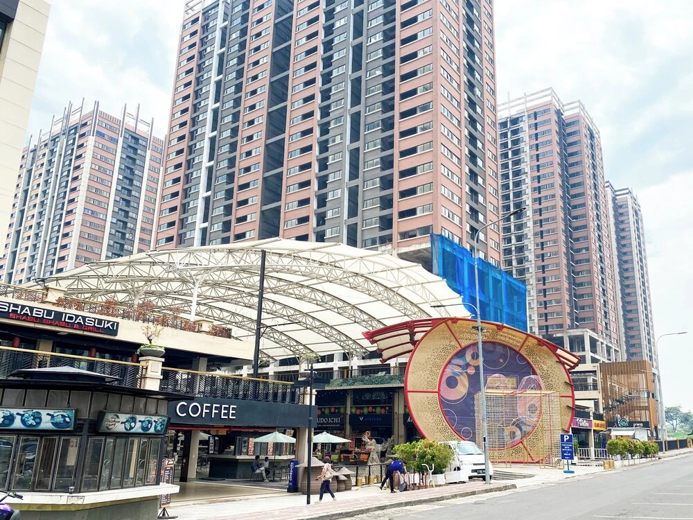 Homey 2Br With Work Space At Meikarta Apartment