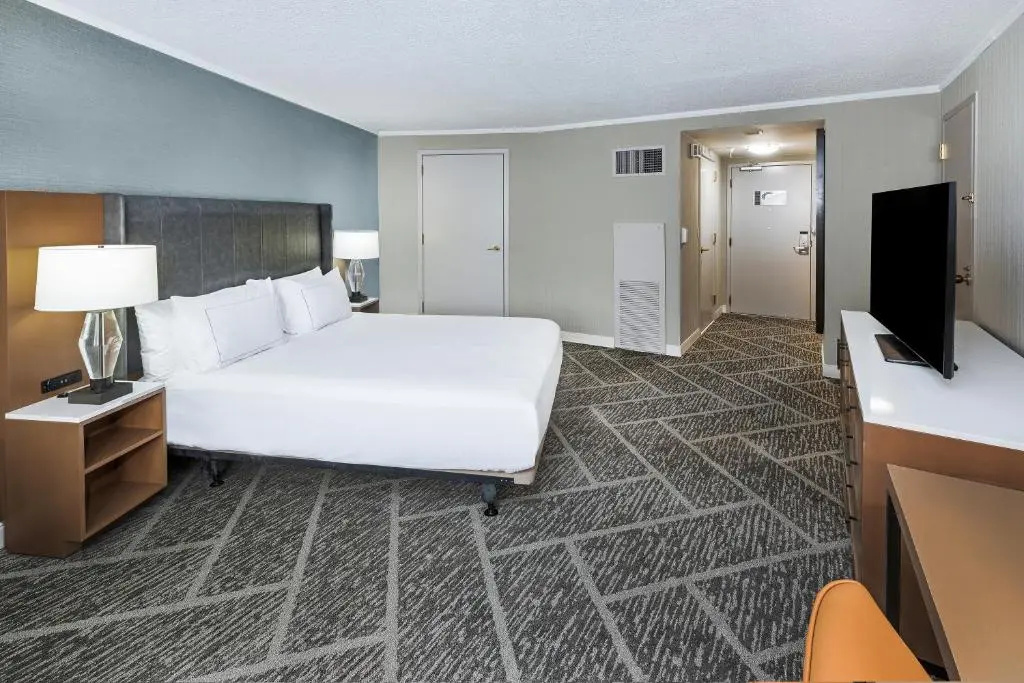 DoubleTree by Hilton Tulsa - Warren Place - Tap to explore photos