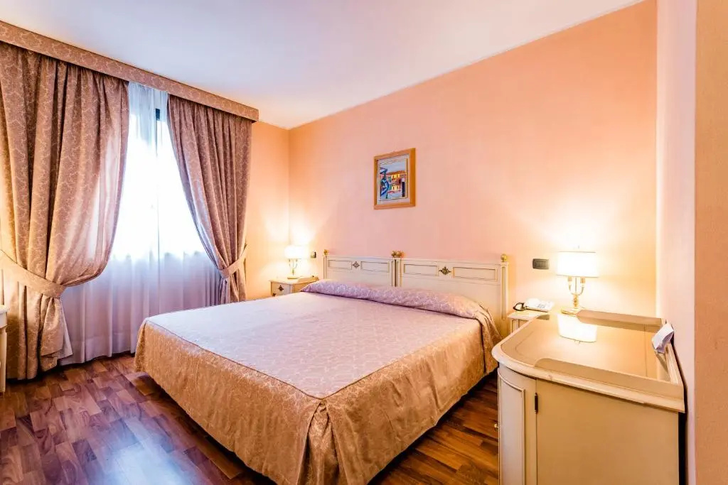 Deluxe Double room (full double bed)