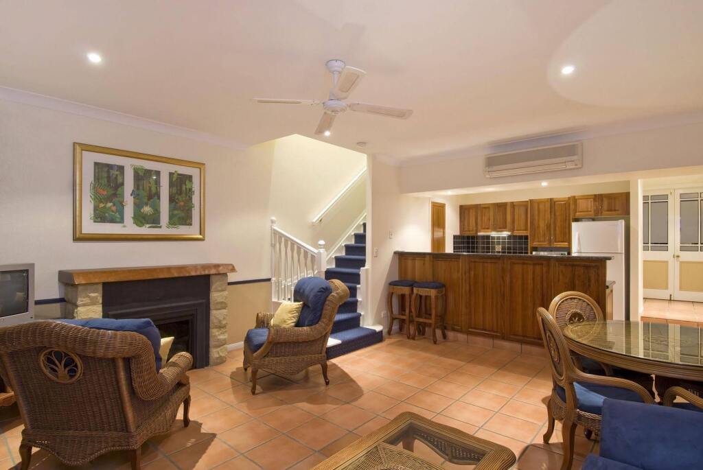 Tinaroo Lake Resort by null