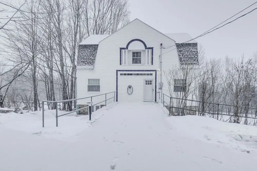 Cozy Wolfeboro Home w/ Private Deck: 1 Mi to Lake!