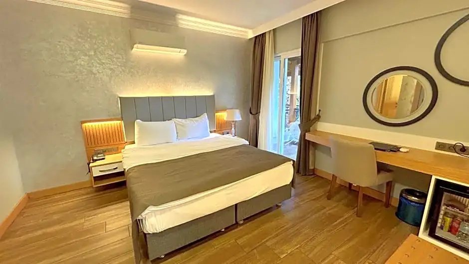 Standard Double room with balcony (full double bed)