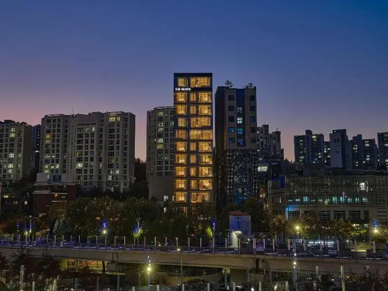 Uh Suite The Seoul
