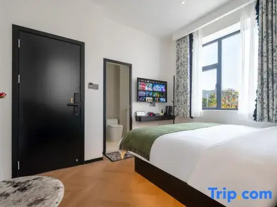 Deluxe Double room (full double bed)