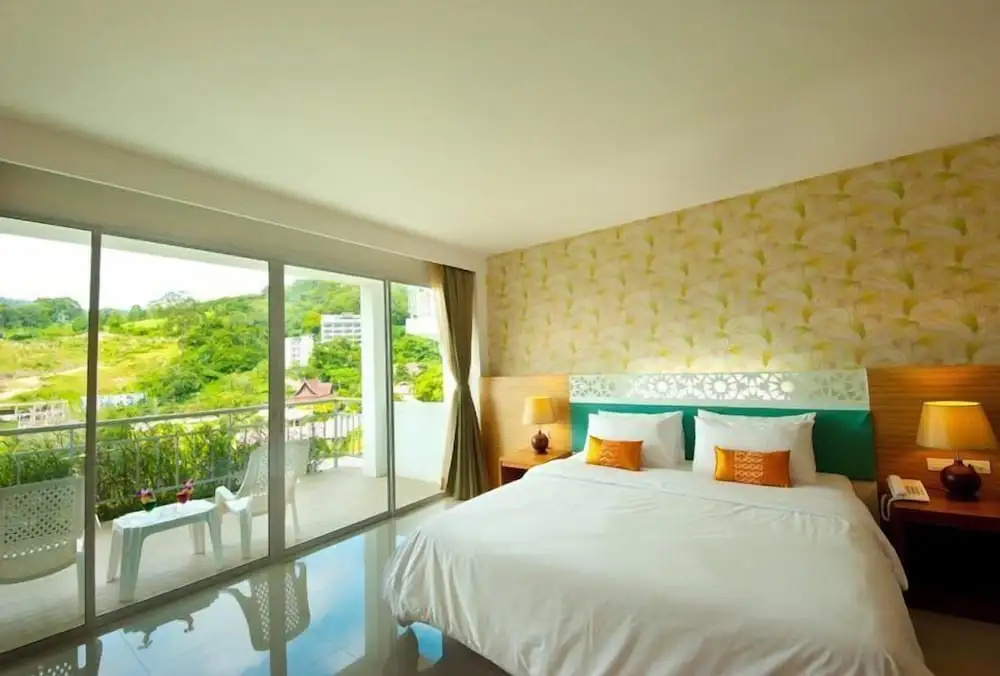 Deluxe Double room with balcony and with garden view (full double bed)