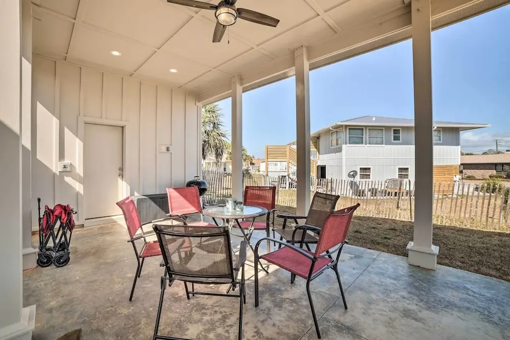 Mexico Beach Getaway w/ Patio - Steps to Beach!