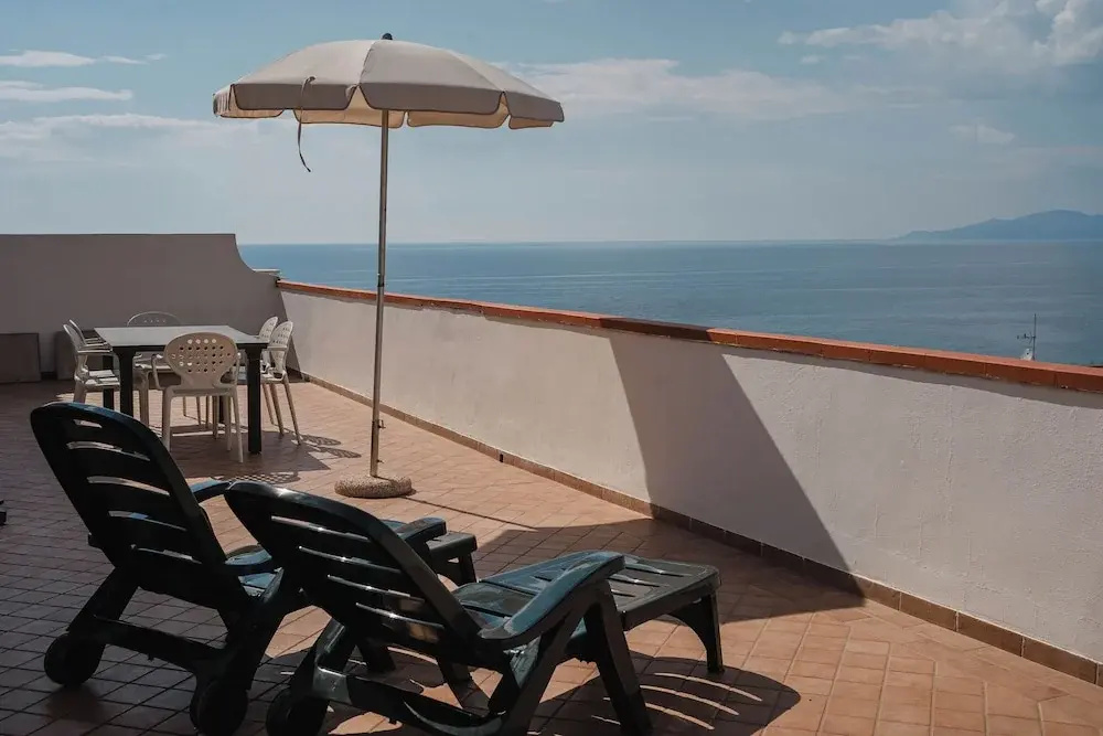 Apartment with partial sea view
