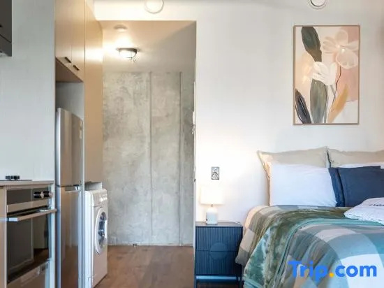 Cozy Studio - Private Balcony, Bath and Tub