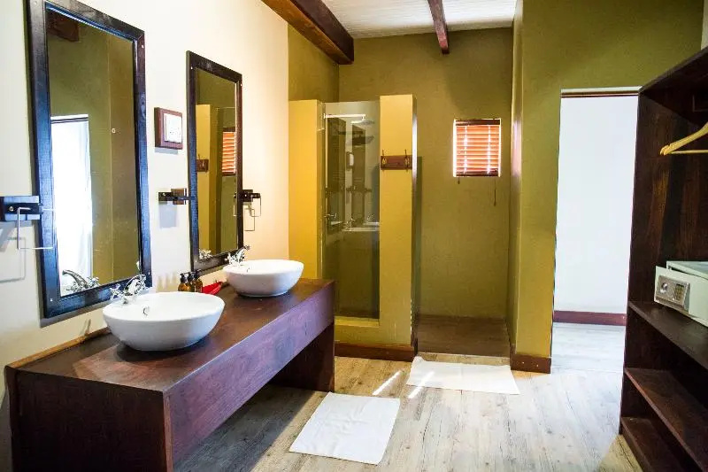 Hakusembe River Lodge - Chambres