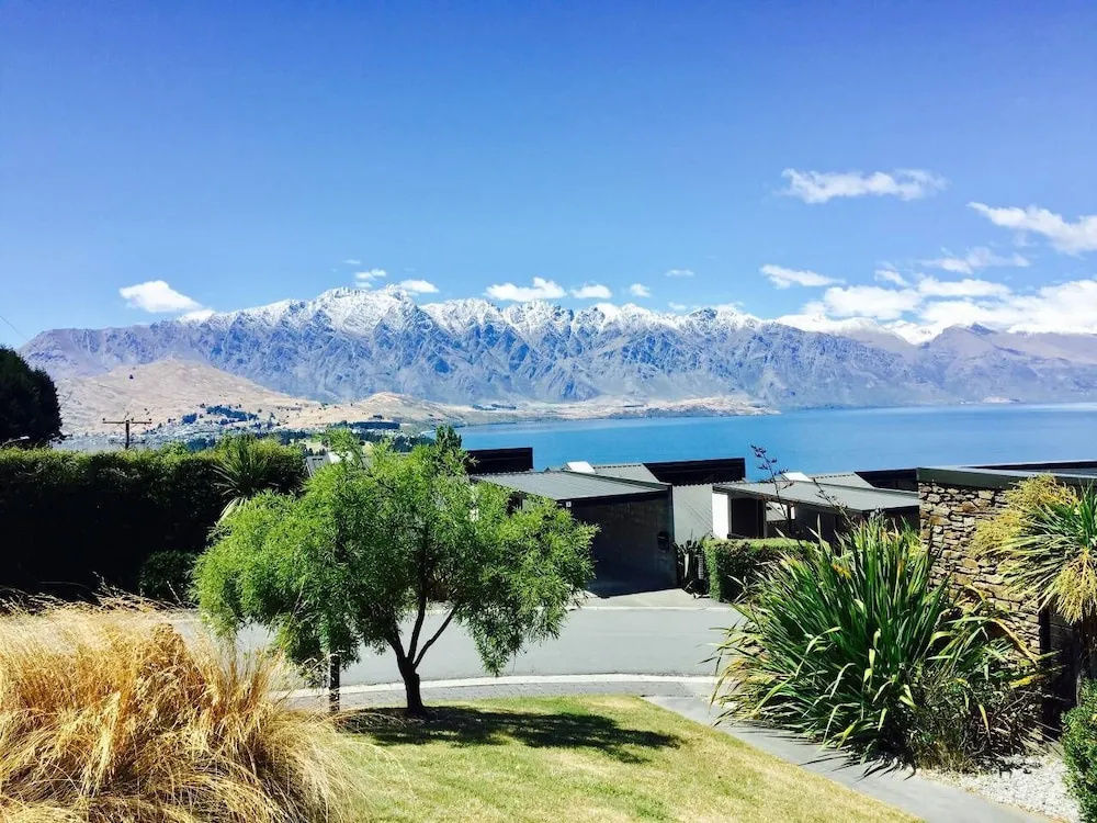 Spacious Townhouse Incredible Alpine Lake Views