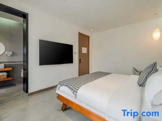 Standard Double room with balcony (full double bed)