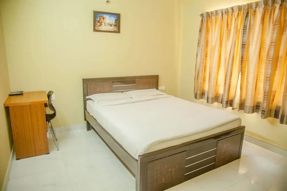 Business Double room with city view (full double bed)