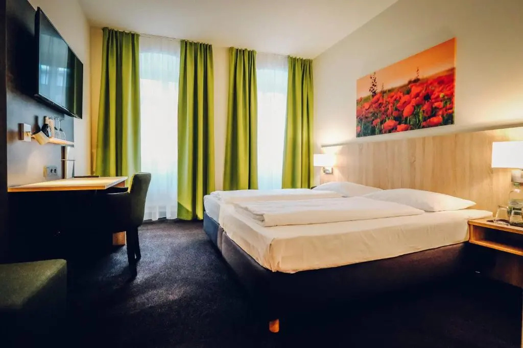 Standard Double room with street view (full double bed)