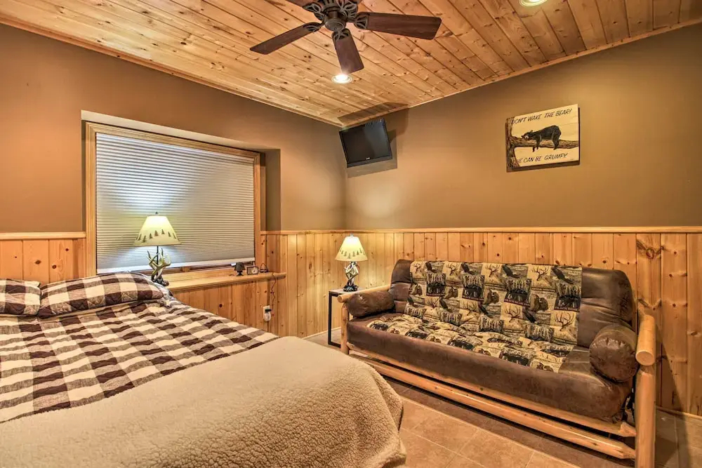 Cabin w/ Fire Pit & Movie Room, 1 Mi to Lake — фото 6
