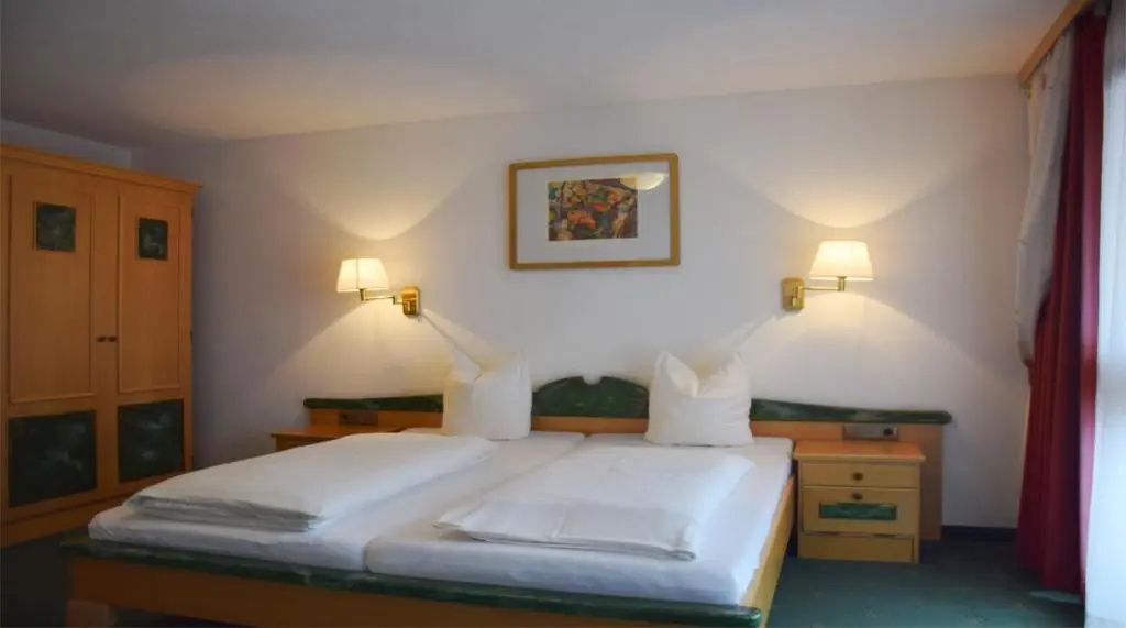Classic Double room with balcony (full double bed)
