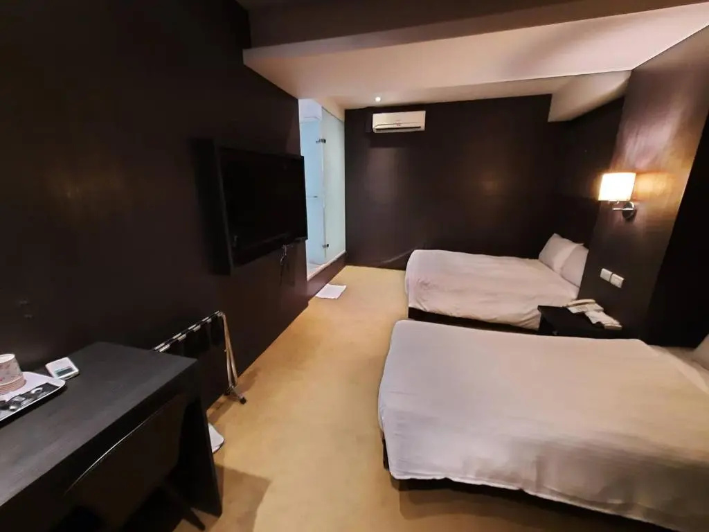 Standard Triple room with city view