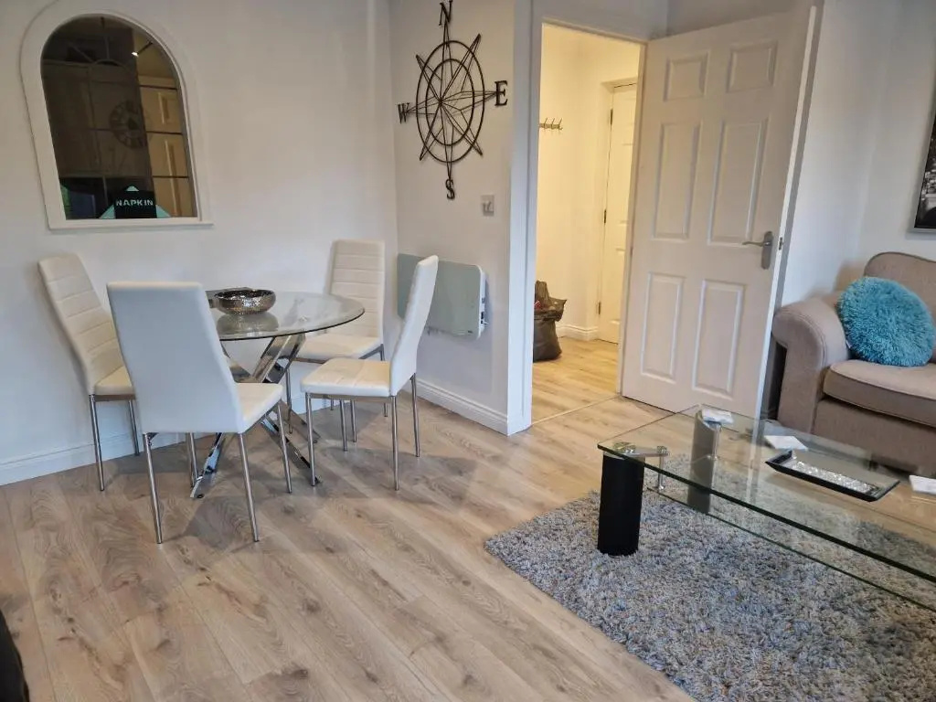 2-bedroom apartment *NR CITY CENTRE WITH PARKING*