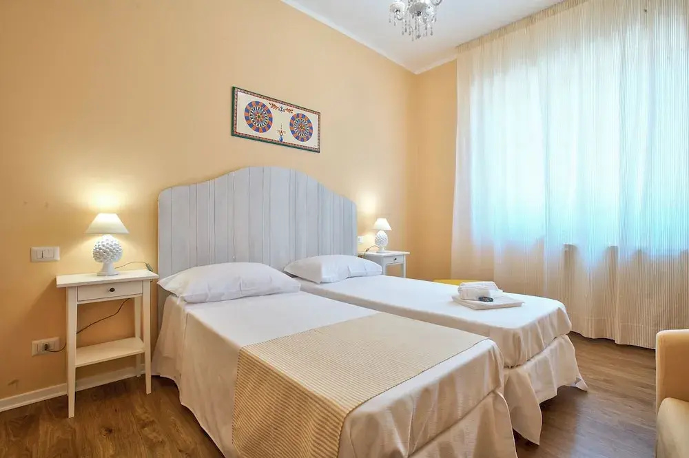 Deluxe Double room with city view (full double bed)