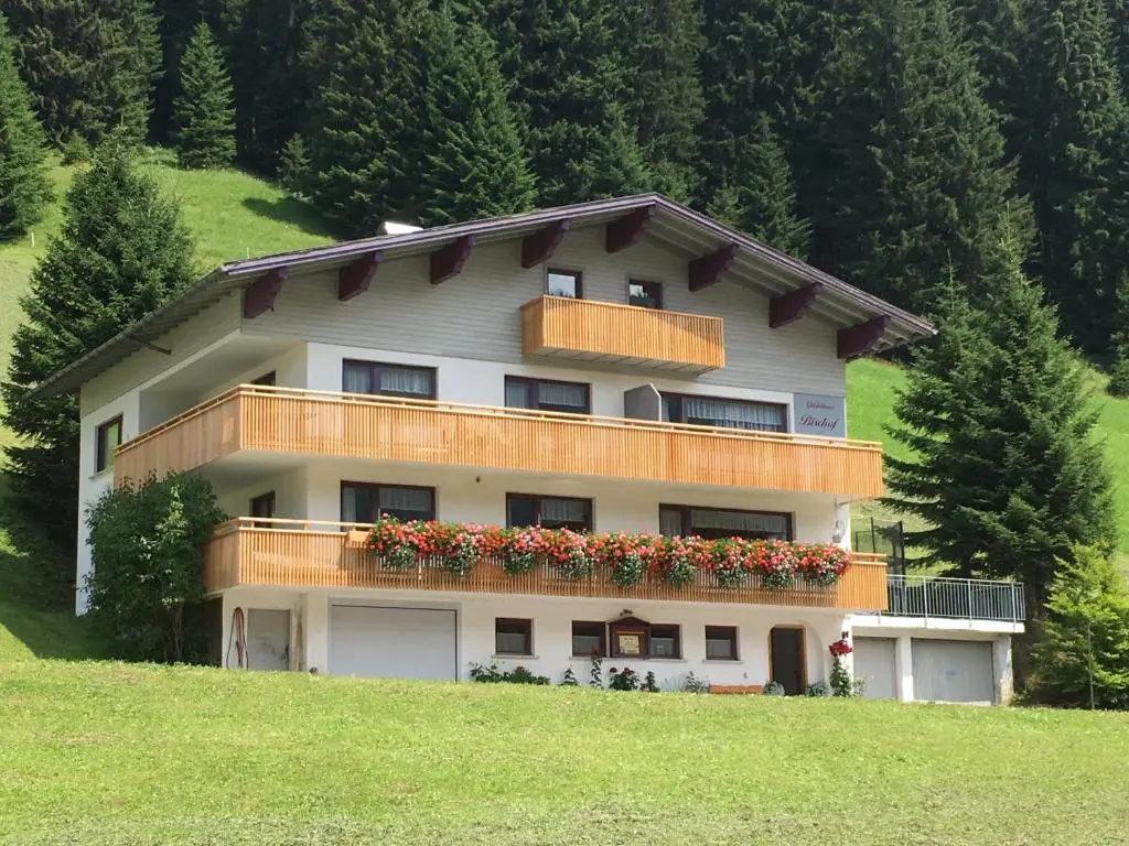 3 Bedrooms Apartment