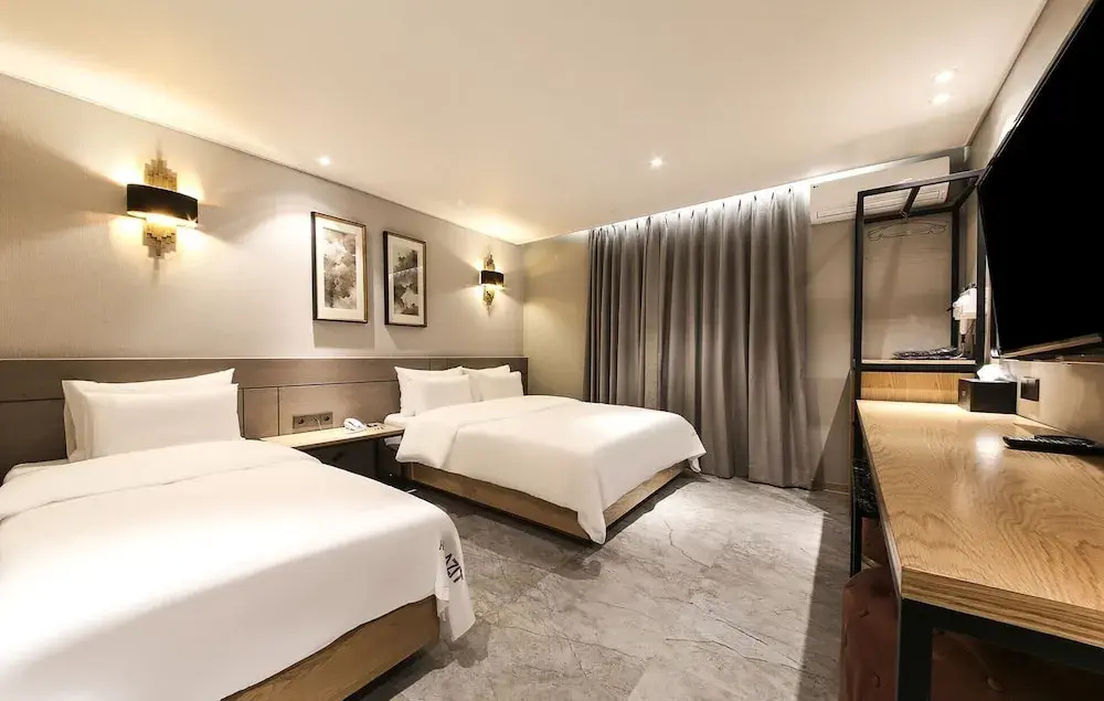 Standard Double Family room with partial view (twin beds)