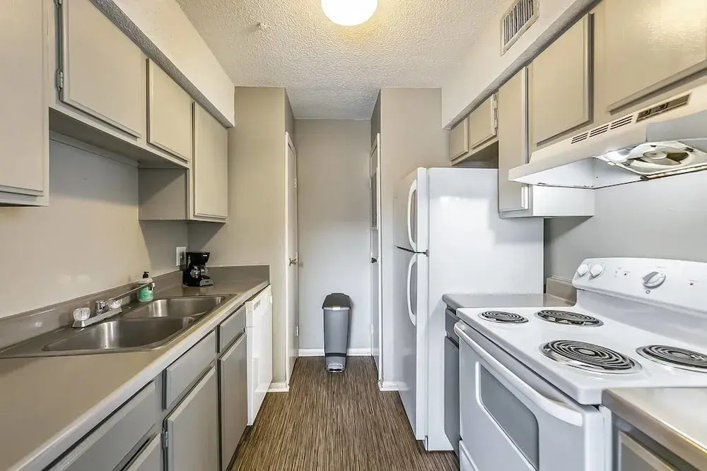 University Retreat + Pool + Gym — фото 3