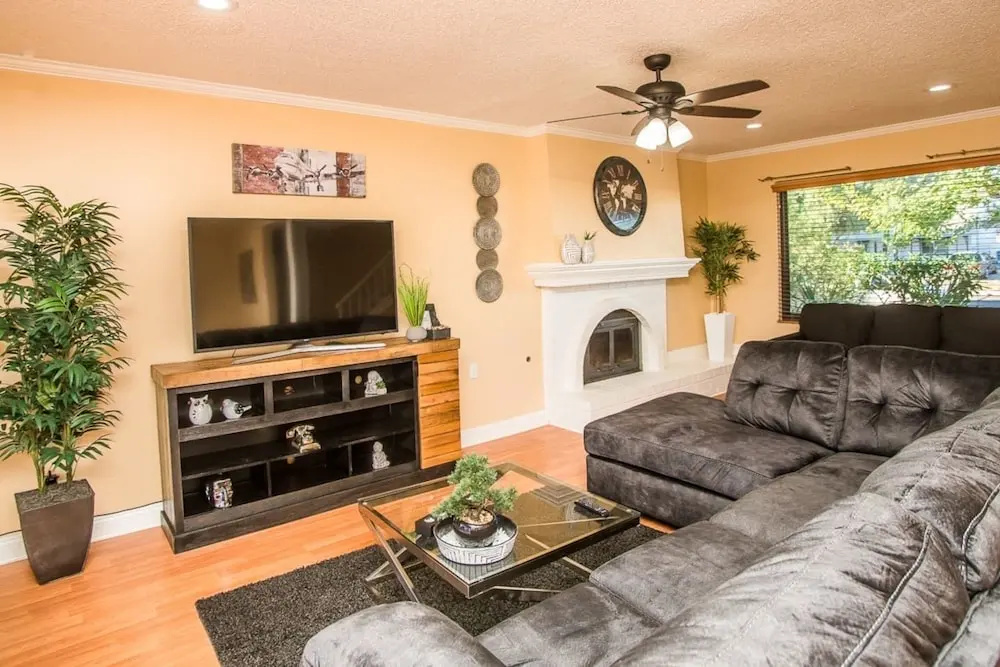 Palm Tree Paradise Luxurious 4 Bd Sleeps 16!