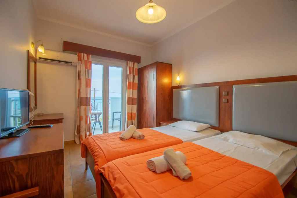 Standard Double room with partial sea view (twin beds)
